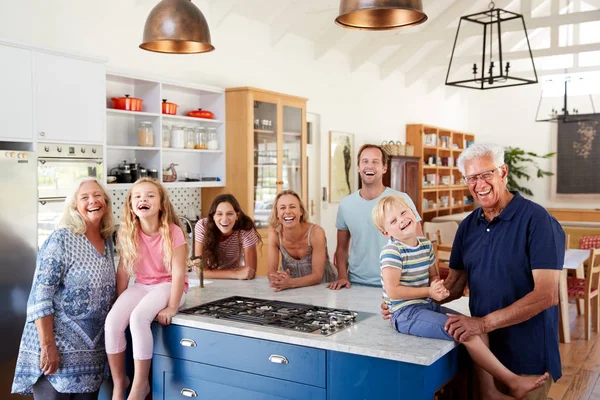 キッチンアイランドの周りに一緒に立っている多世代家族の肖像 — ストック写真