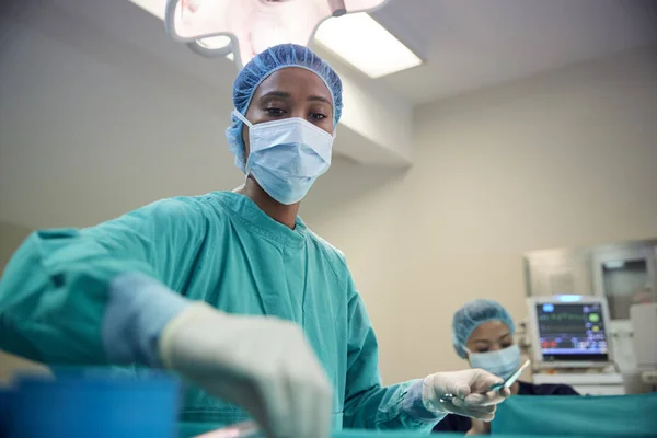 Vrouwelijke Chirurgische Team Werken Aan Patiënt Het Ziekenhuis Operatie Theater — Stockfoto