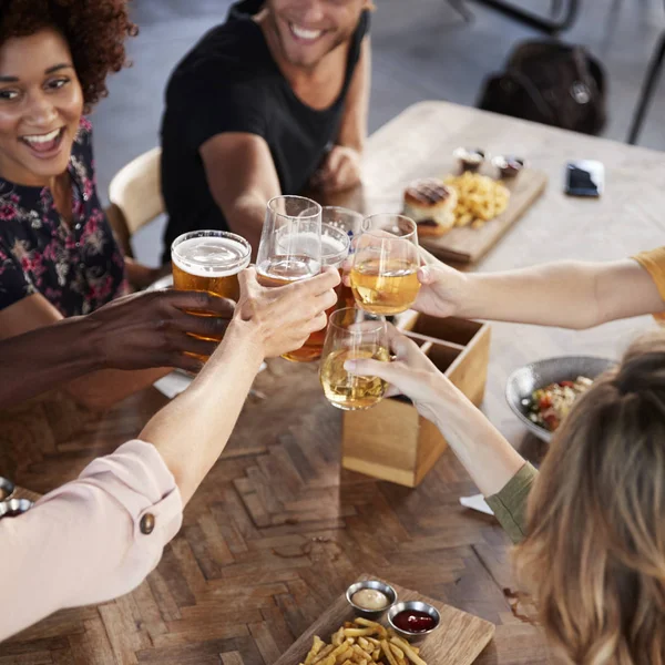 Gruppe Junger Freunde Trifft Sich Getränken Und Essen Und Stößt — Stockfoto