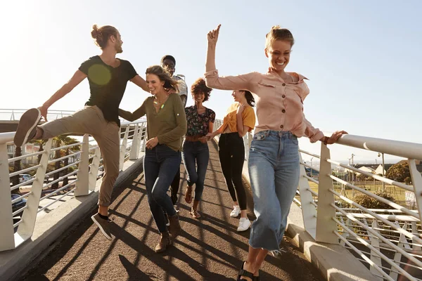 Grupp Unga Vänner Utomhus Promenader Längs Gangway Tillsammans — Stockfoto