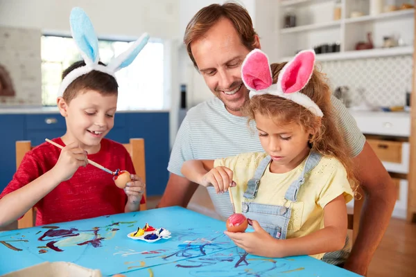 Vader Met Kinderen Dragen Konijn Oren Versieren Paaseieren Thuis Samen — Stockfoto