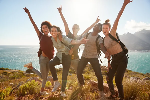 Millennial Vänner Vandring Resa Firar Toppmötet Och Kul Poserar — Stockfoto