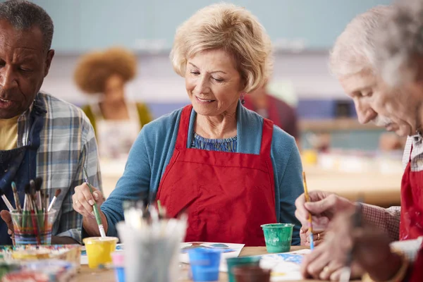 退休高级妇女参加社区中心艺术课程 — 图库照片