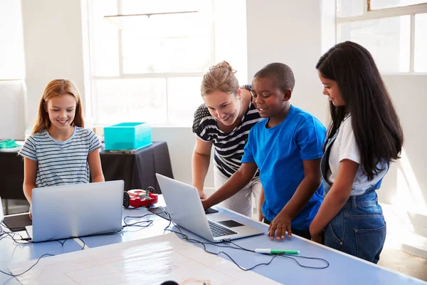 Skupina Studentů Počítači Škole Kódování Vyučování Programového Robota Vozidlo — Stock fotografie