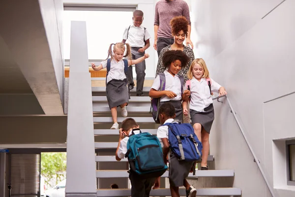 Professores Alunos Andando Pelas Escadas Movimentado Corredor Escola Primária — Fotografia de Stock