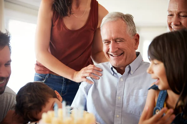 Hombre Mayor Celebrando Cumpleaños Con Familia Después Soplar Velas Pastel — Foto de Stock