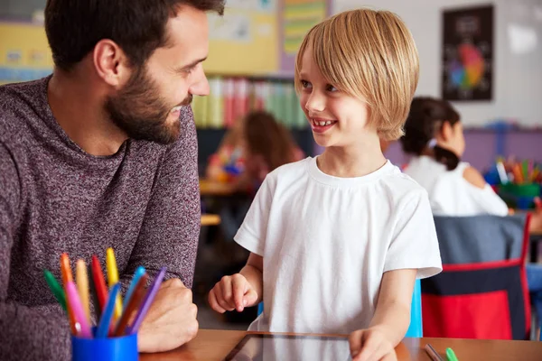 Grundskola Lärare Och Manliga Elev Ritning Använda Digital Tablet Classroom — Stockfoto