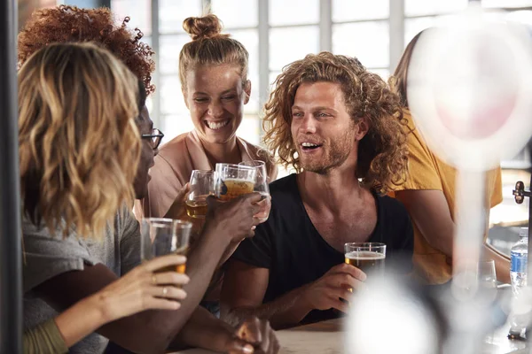 Grupo Amigos Masculinos Femeninos Que Celebran Mientras Ven Partido Pantalla — Foto de Stock