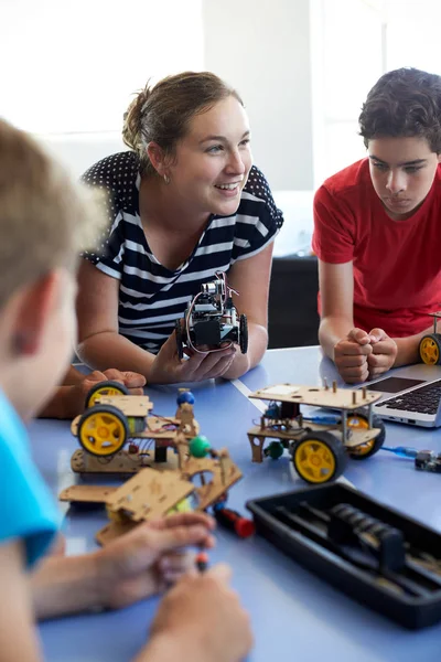 Studenten School Computer Coderen Klasse Bouwen Leren Robot Voertuig Program — Stockfoto