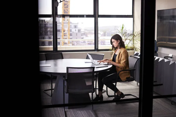 Millennial White Creative Businessfrau Arbeitet Allein Einem Besprechungsraum Von Der — Stockfoto