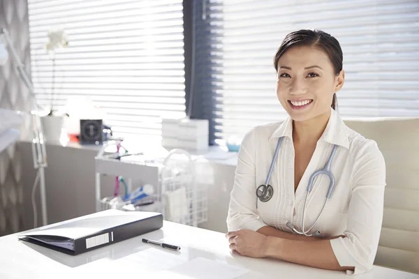 Retrato Médico Feminino Sorridente Com Estetoscópio Sentado Atrás Mesa Escritório — Fotografia de Stock