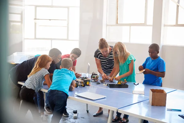 Studenten Nach Der Schule Computer Programmierung Klassengebäude Und Lernen Roboterfahrzeug — Stockfoto