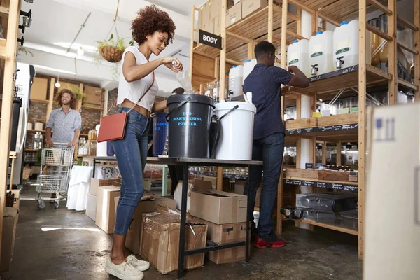 Shoppers Die Thuis Lichaamsproducten Kopen Een Duurzame Plastic Gratis Kruidenierswinkel — Stockfoto