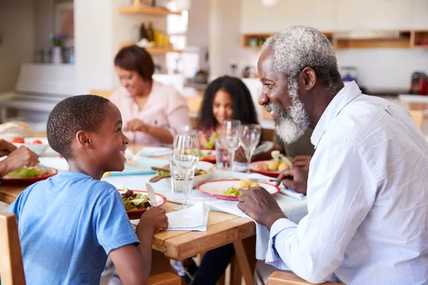 Rodzina Multi Generation Siedzi Wokół Stołu Domu Ciesząc Się Posiłkiem — Zdjęcie stockowe