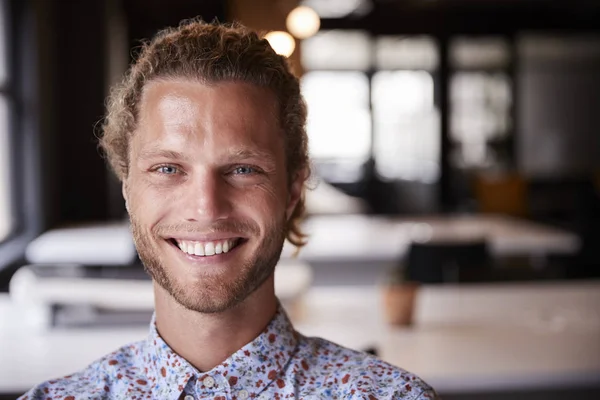 Millennial Hombre Blanco Creativo Sentado Una Oficina Sonriendo Cámara Cabeza —  Fotos de Stock
