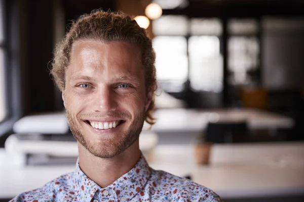 Millennial Homme Blanc Créatif Assis Dans Bureau Souriant Caméra Tête — Photo