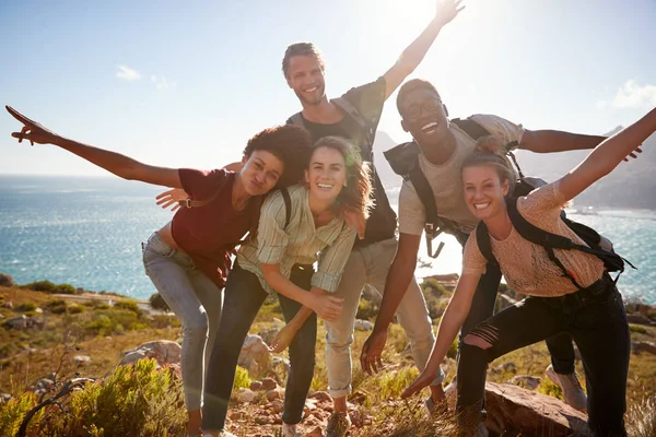 Duizendjarige Vrienden Een Wandeltocht Bereiken Top Plezier Poseren — Stockfoto