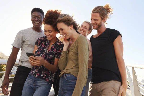 Sonriendo Jóvenes Amigos Mirando Selfie Pasarela Aire Libre Juntos —  Fotos de Stock