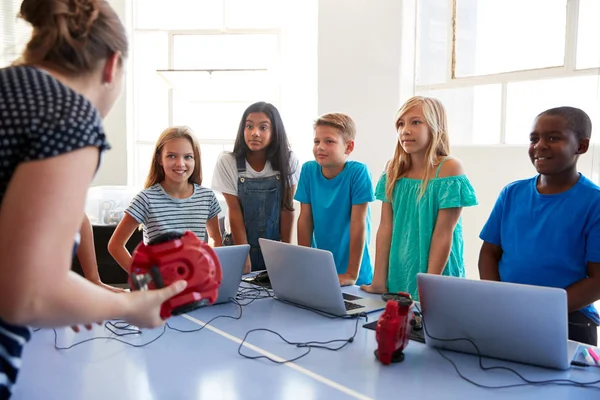 放課後の学生のグループは ロボット車両をプログラムするために学習する放課後コンピュータコーディングクラス — ストック写真