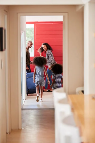 Familia Pie Por Puerta Delantera Con Maleta Punto Salir Vacaciones — Foto de Stock