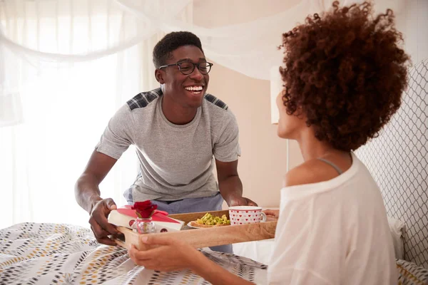 Millennial Pareja Afroamericana Celebrando Día San Valentín Hombre Trayendo Desayuno —  Fotos de Stock