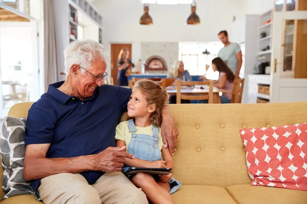 Farfar Sitter Med Barnbarn Soffan Med Digital Tablett Hemma — Stockfoto