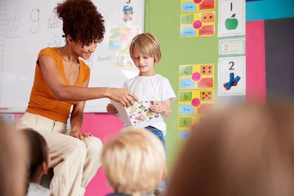 Étudiant Mâle Dans Salle Classe École Primaire Lisant Livre Classe — Photo