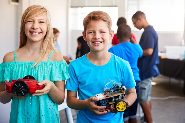 Portret Van Mannelijke Vrouwelijke Studenten Gebouw Robot Voertuig School Computer — Stockfoto