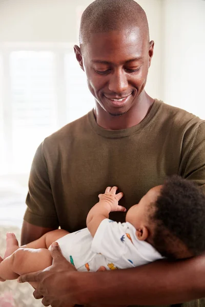 Περήφανος Πατέρας Αγκάλιασμα Μωρό Γιος Στο Νηπιαγωγείο Στο Σπίτι — Φωτογραφία Αρχείου