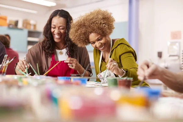 Zwei Reife Frauen Besuchen Gemeinsam Kunstkurs Gemeindezentrum — Stockfoto