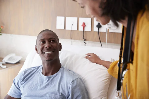 Doctor Digital Tablet Visiting Talking Male Patient Hospital Bed — Stock Photo, Image