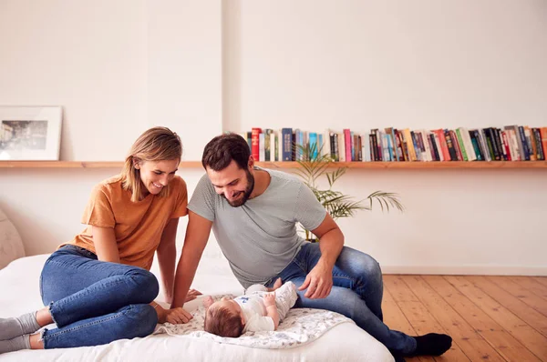 Amantes Padres Con Bebé Recién Nacido Acostados Cama Casa Loft — Foto de Stock