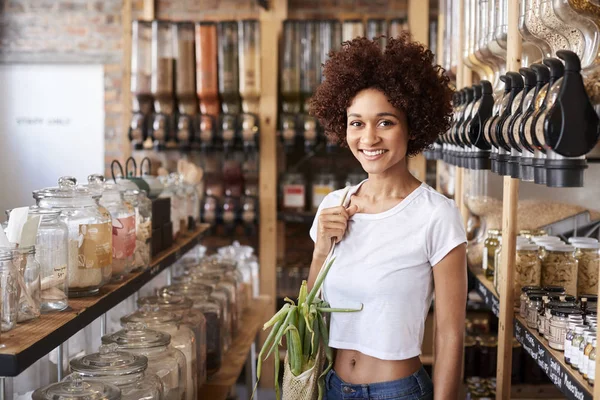 Portret Van Vrouw Het Kopen Van Verse Groenten Fruit Duurzame — Stockfoto