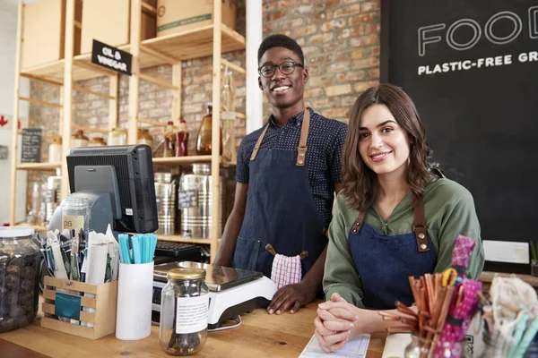 Portret Van Mannelijke Vrouwelijke Eigenaren Van Duurzame Plastic Gratis Kruidenierswinkel — Stockfoto