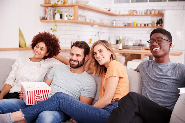 Grupp Vänner Sitter Soffan Och Titta Film Hemma Medan Äter — Stockfoto