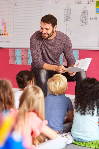 Ein Männlicher Lehrer Liest Einer Gruppe Von Grundschülern Klassenzimmer Vor — Stockfoto