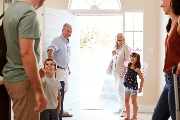 Τρεις Γενιά Λευκή Οικογένεια Αφήνοντας Σπίτι Τους Για Πάνε Διακοπές — Φωτογραφία Αρχείου
