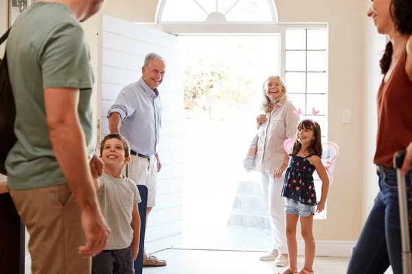 Tre Generationens Vit Familj Lämnar Sitt Hem För Att Åka — Stockfoto