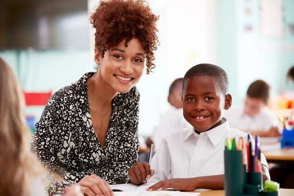 Porträtt Kvinna Folkskola Lärare Och Manliga Elev Bär Uniform — Stockfoto