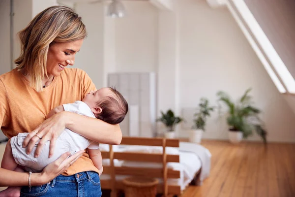 Madre Amantísima Sosteniendo Bebé Recién Nacido Casa Apartamento Loft — Foto de Stock