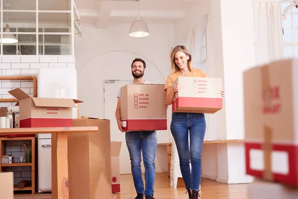 Pareja Sonriente Llevando Cajas Nuevo Hogar Día Que Muda — Foto de Stock