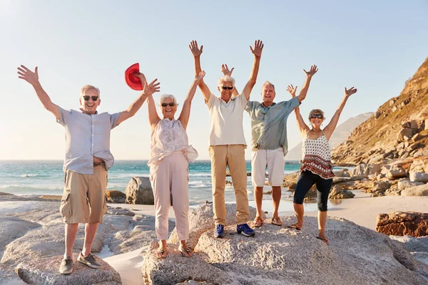 Portret Van Senior Vrienden Staande Rotsen Door Zee Zomer Groep — Stockfoto