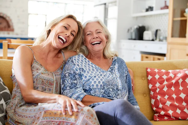 Retrato Una Madre Sonriente Con Una Hija Adulta Relajándose Sofá —  Fotos de Stock