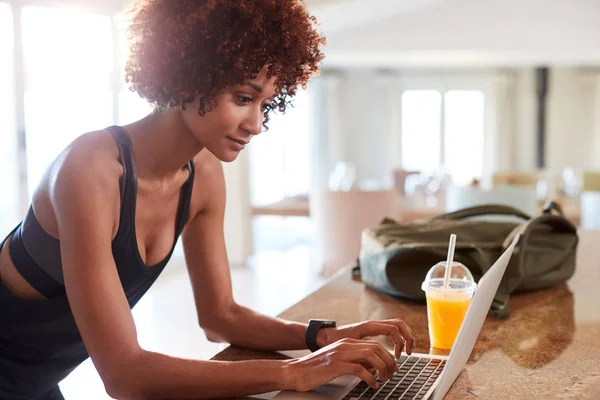 Duizendjarige Afro Amerikaanse Vrouw Controleren Fitness App Laptop Training Zijaanzicht — Stockfoto