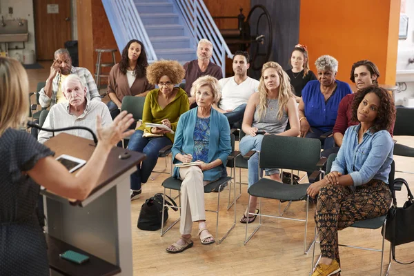 Grup Katılımlı Mahalle Toplantısı Toplum Merkezinde Konuşmacı Dinleme — Stok fotoğraf