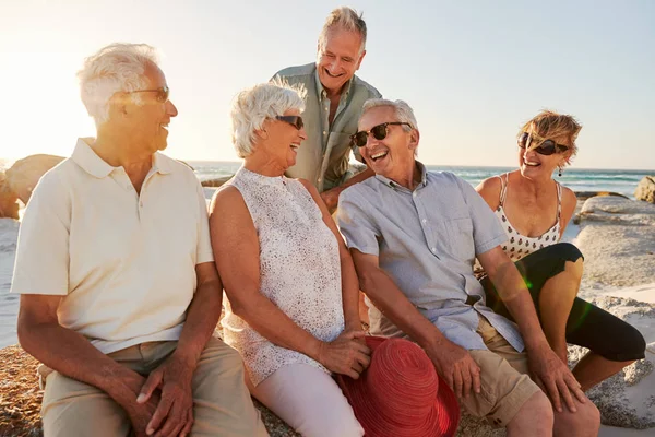 夏季组度假期间 一群老年朋友坐在海边的岩石上 — 图库照片