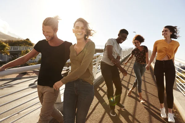 Grupo Jóvenes Amigos Aire Libre Caminando Largo Pasarela Juntos —  Fotos de Stock