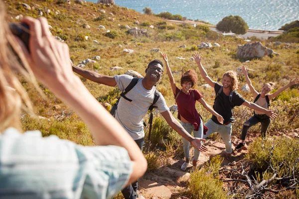 Young Adult Friends Posing Taking Photos Each Other Hike Uphill — Stock Photo, Image