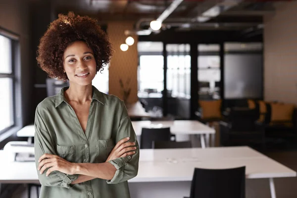 Millennial Black Female Creative Standing Einem Großraumbüro Mit Verschränkten Armen — Stockfoto