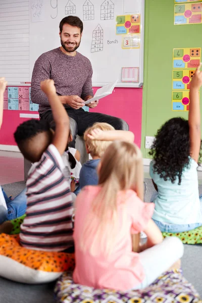 Elementaire Leerlingen Die Handen Opsteken Vraag Beantwoorden Als Mannelijke Docent — Stockfoto